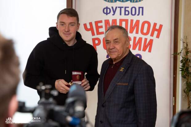Госсовет Крыма наградил футболистов КФУ