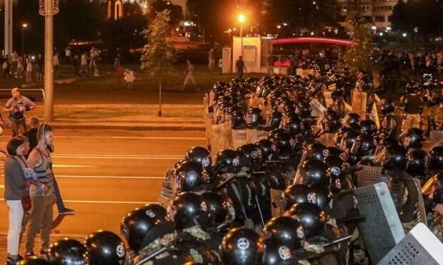 В центре белорусской столицы начали возводить "майданные" баррикады