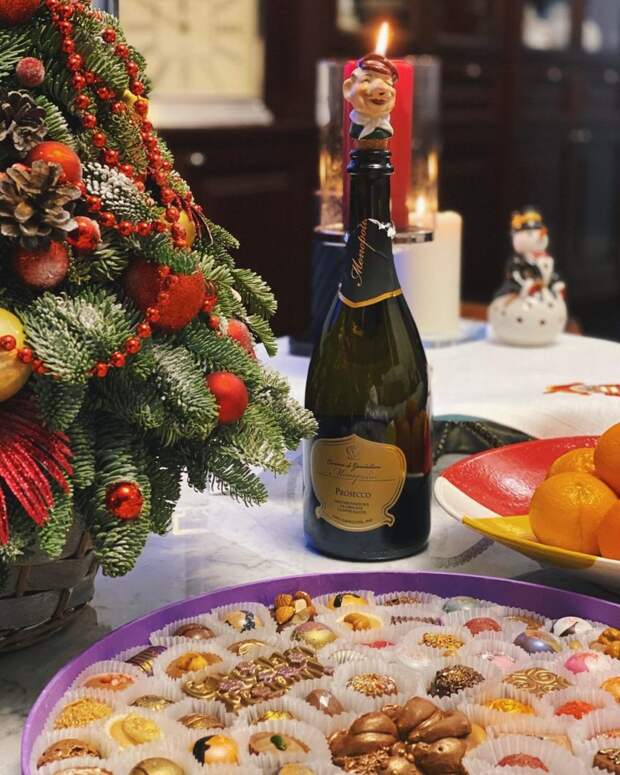 Смешной колпачок на бутылке с шампанским Смешной колпачок на бутылке с шампанским