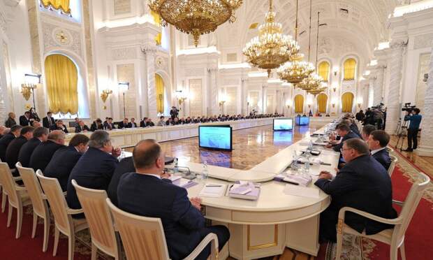 Вслед за повышением температуры за окном в европейской, по крайней мере, части России, последовали изменения и в нашей политике.-2