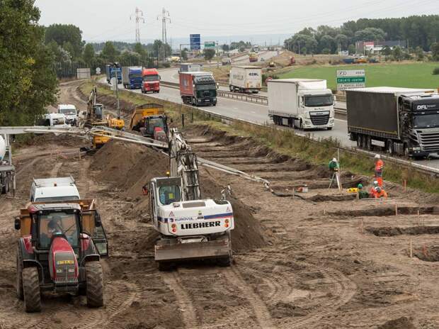 PHOTOS. Les premières images de la construction du mur de Calais