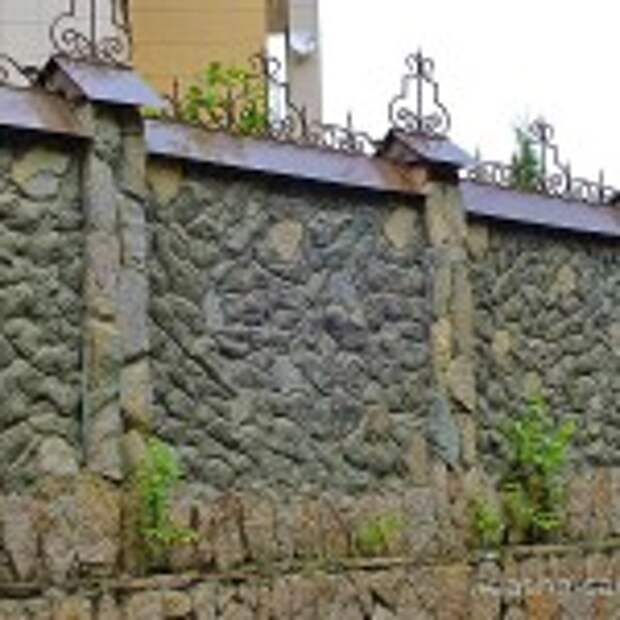 Каменный забор в Домбае