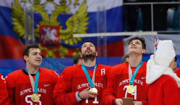 Запад пытается заткнуть поющих гимн России хоккеистов