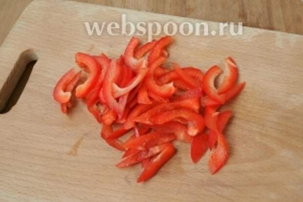 Нашинковать сладкий перец тонкими полосками.