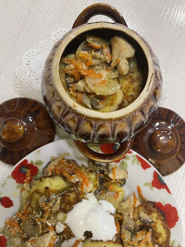 Фото к рецепту: Драники с шампиньонами и куриным филе в горшочке