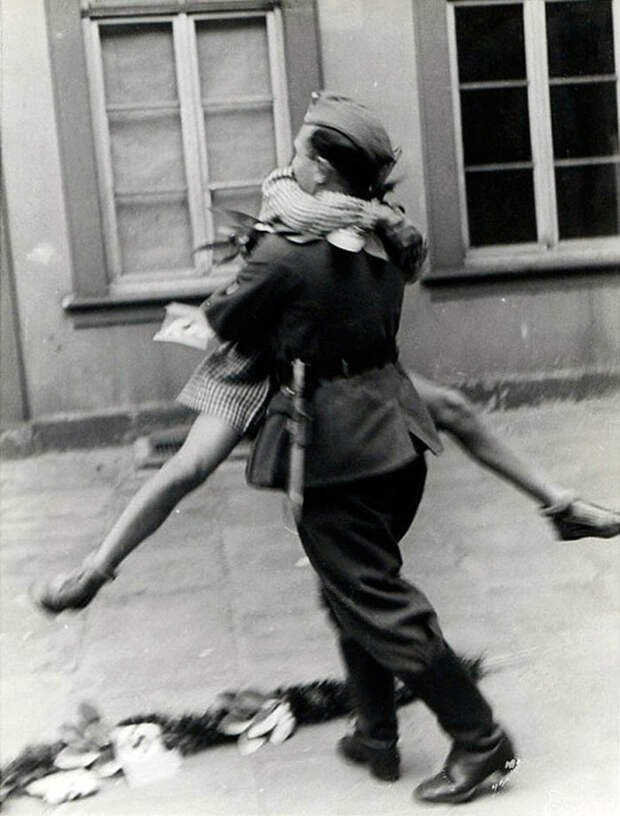 32. Солдат вернулся домой с войны архивные фотографии, лучшие фото, ретрофото, черно-белые снимки