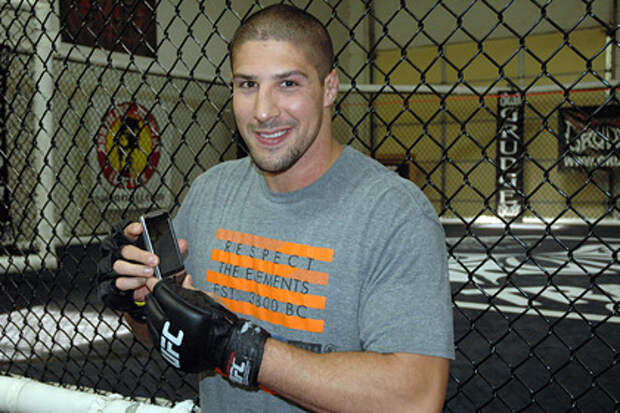 Бывший боец UFC спас попавших в аварию детей