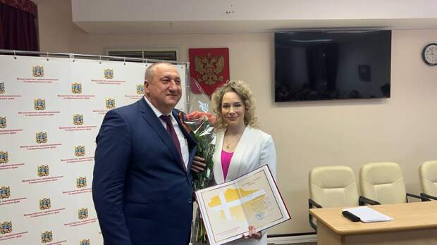 Министр здравоохранения Ставропольского края Юрий Литвинов вручил благодарственные письма пилотам и медработникам вертолёта санавиации, совершившего экстренную посадку. На борту находились и. о. заведующей выездной бригады, анестезиолог-реаниматолог, врач первой категории Юлия Пазова и фельдшер Виктор Поваров, а также пилоты Александр Игнатьев и Артур Галимов. «Служба санавиации уже восстановила свою работу. Регион получил другой вертолет вместо поврежденного», — отметил главврач больницы скорой медицинской помощи города Ставрополя Одиссей Хаджиев.