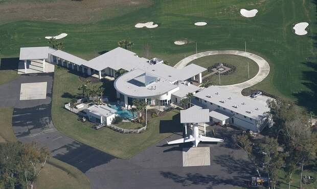 Дом Джона Траволты - это функциональный аэропорт с 2 взлетно-посадочными полосами для его частных самолетов. | Фото: architecturendesign.net.
