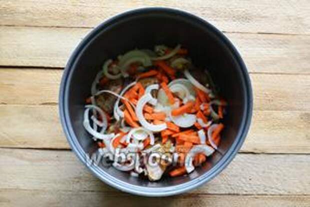 Выкладываем сверху мяса овощи. 