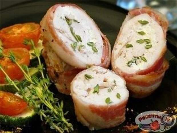 "Куриные грудки в беконе с козьим сыром"
