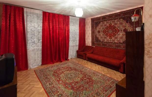 Ковры, размешенные на стенах, все еще можно встретить в российских квартирах / Фото: realty.kvartus.ru