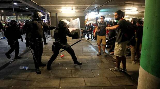Столкновения с полицией на улицах Барселоны