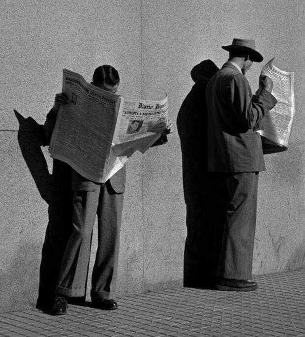 фото чтение газеты