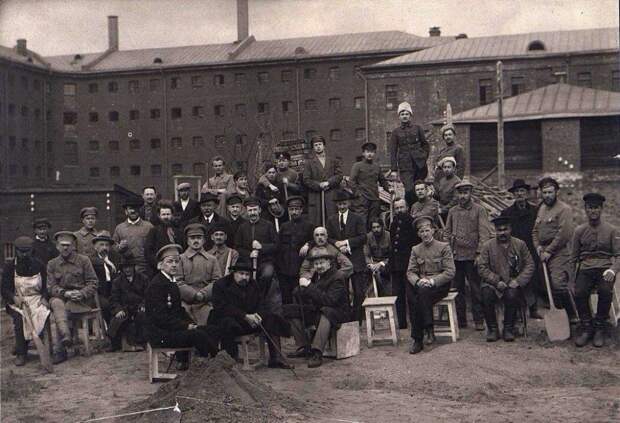 Во дворе Таганской тюрьмы, Москва, 1918-1919 годы.