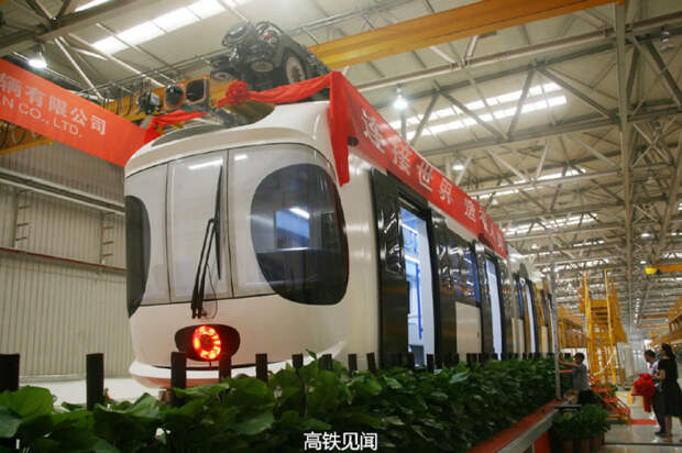 Первый подвесной поезд Sky Train покидает сборочную линию в Нанкине.
