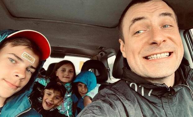 Евгений Цыганов впервые рассказал, как и чем живут восемь его детей: "Любой может заявить, что он – любимчик"