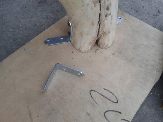 3. Купил в хозяйственном крепежные уголки, вывел горизонталь уровнем. Подготовил к прикручиванию к основанию. 3. Купил в хозяйственном крепежные уголки, вывел горизонталь уровнем. Подготовил к прикручиванию к основанию. животные, коты, своими руками, сделай сам