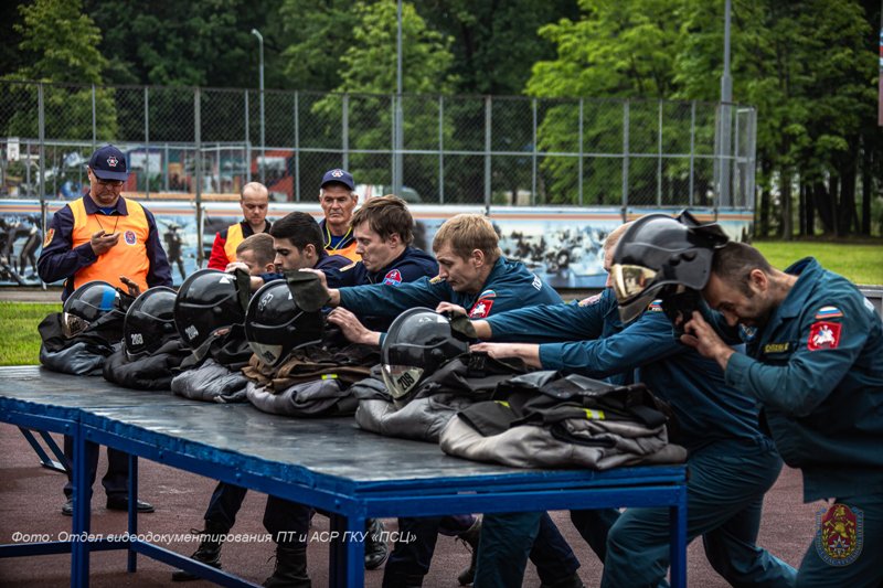 Справиться с огнем за полторы минуты: в столице прошел городской этап чемпионата по боевому развертыванию