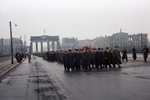 Возложение венков в Берлине 8 мая 1954 года