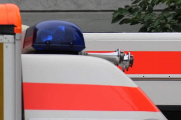 Мужчина погиб под колесами своего автомобиля, забыв поставить его на тормоз