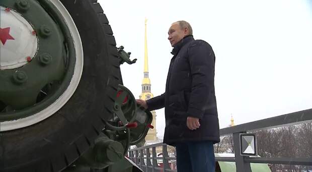Путин выстрелил из пушки Петропавловской крепости