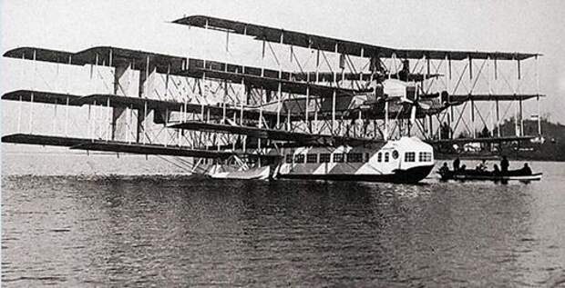 Самый странный самолёт- Caproni Ca 60. Характеристики: Экипаж: 8 человек. Пассажировместимость: 100 человек. Длина: 23,45 м Высота: 9,15 м Размах крыльев: 30 м Площадь крыла: 836 м² Масса снаряженного: 26 000 кг Двигатели: Жидкостного охлаждения 8× Liberty L-12 (400 л. с. — 298 к Вт) Крейсерская скорость: 130 км/ч Дальность: 660 км Тяговооруженность: 11 Вт/кг. Caproni Ca.60 Noviplano — экспериментальная летающая лодка-авиалайнер. Основное назначение прототипа — обкатка решений перед постройкой 150-местного транс-атлантического лайнера. Самолёт имел необычную аэродинамическую схему: девять крыльев были расположены тандемом в трёх пакетах по трипланной схеме. Другими словами, это был тройной триплан. Крылья были позаимствованы с бомбардировщиков-трипланов, оставшихся после Первой мировой войны. Ca.60 был оснащён восемью двигателями Liberty L-12 суммарной мощностью в 3000 л.с. По бокам от фюзеляжа была установлена пара поплавков-аутригеров. Машина совершила единственный испытательный полёт 4 марта 1921 года. Практически сразу после взлёта, на высоте 18 метров, самолёт разрушился и рухнул в воду. Оба пилота погибли. Позже самолёт был восстановлен, но некоторое время спустя сгорел при загадочных обстоятельствах.