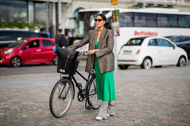 Катись, колесо: реальные примеры модных образов для велосипедных прогулок