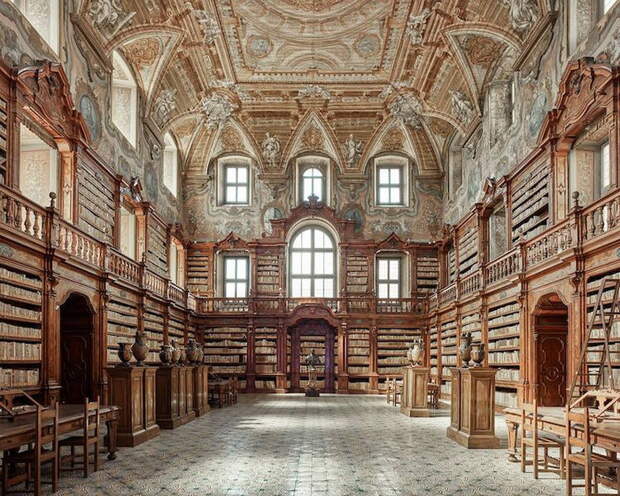Библиотека, Неаполь, Италия, 2016. Фотоцикл от Давида Бардни (David Burdeny)