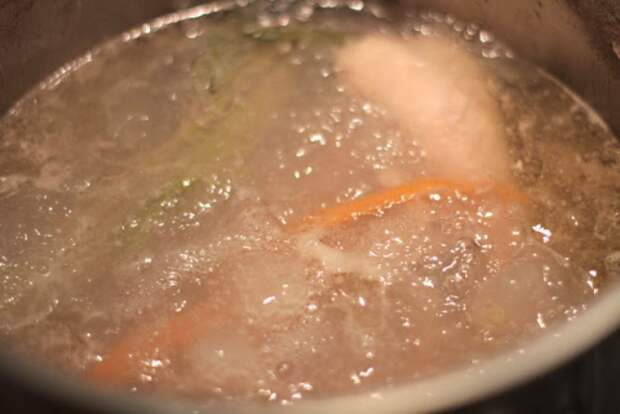 кастрюля с бульоном