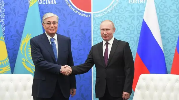 Токаев и Путин обменялись подарками