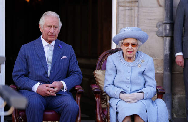 Букингемский дворец сообщил о передаче части обязанностей Елизаветы II принцу Чарльзу
