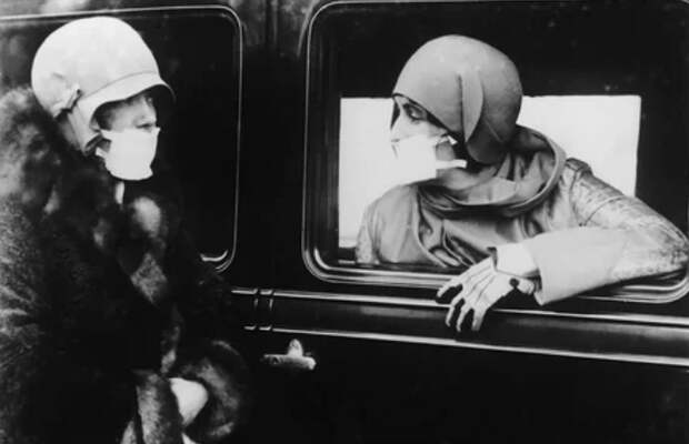 Две женщины в противогриппозных масках во время эпидемии гриппа "испанка"
