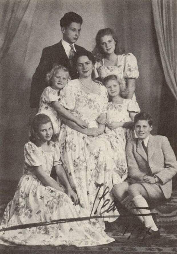 Иляна со всеми своими детьми от эрцгерцога Антона.