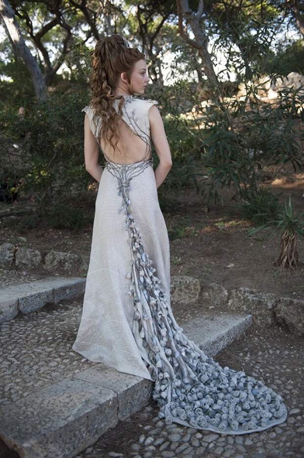 Свадебное платье Маргери украшено объемными розами