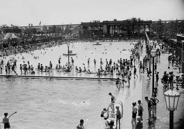 Захватывающие старинные фото купания в открытых бассейнах Нью-Йорка в 1930-х 
