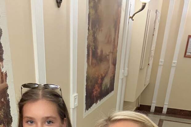 Актриса Кристина Асмус показала редкое фото с повзрослевшей дочерью от Харламова