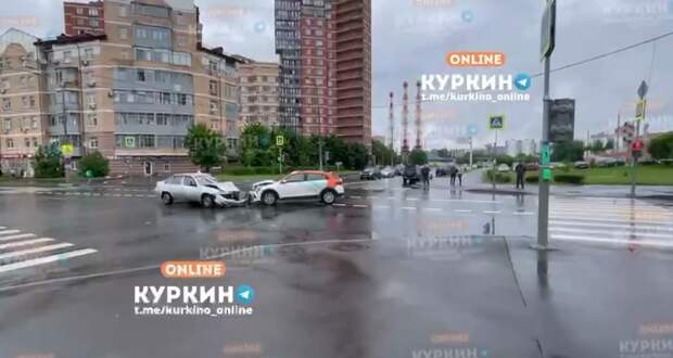 Учебная машина и каршеринг не поделили пустой перекрёсток на улице Соловьиная Роща