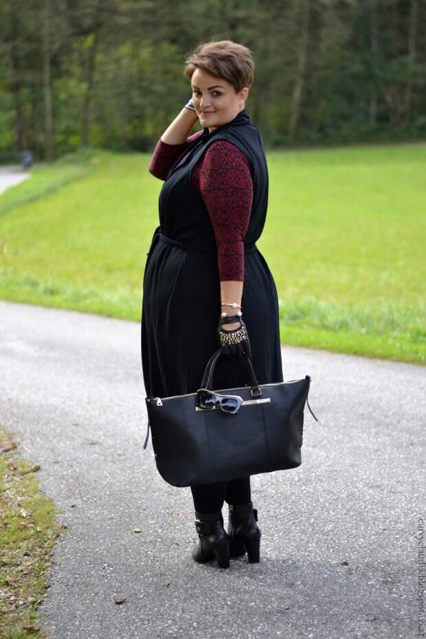 Мода для полных 2017 года: черное цвета платье - сарафан с бордовой кофтой.