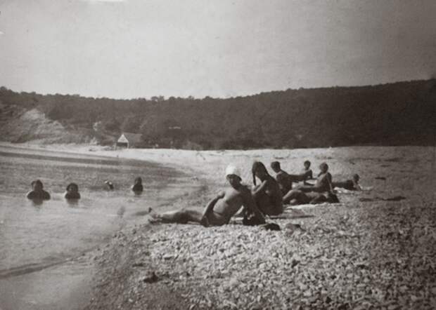 Солнечные ванны на крымском курорте, 1933 год, СССР