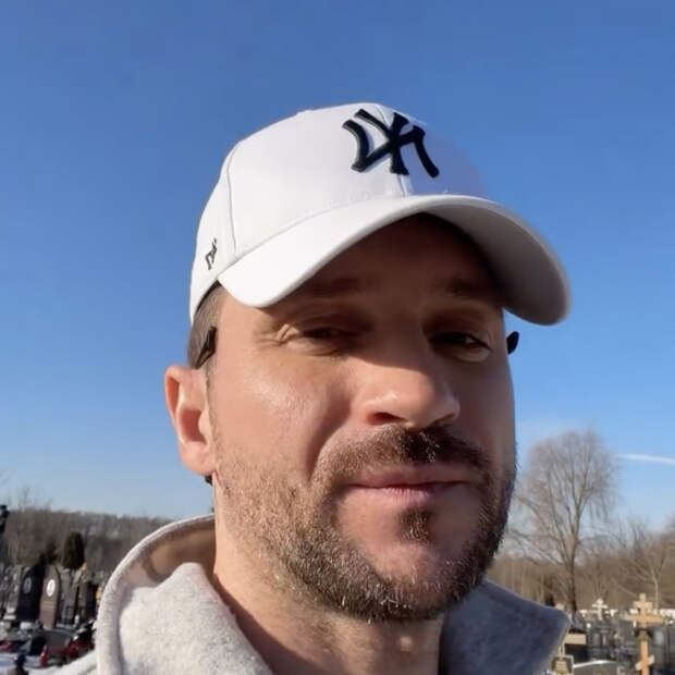 Сергей Лазарев посетил могилу старшего брата