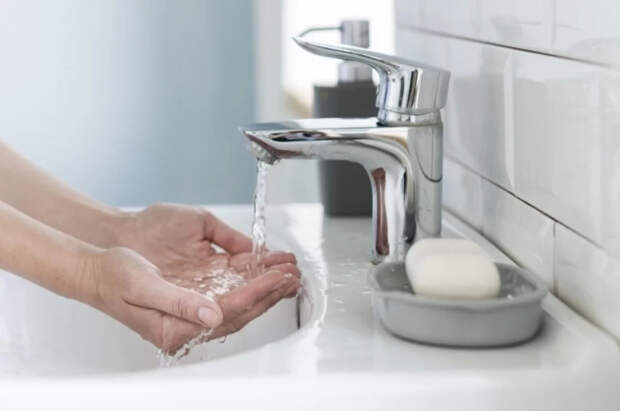 Священник Ланский: у воды из-под крана в Крещение нет «святых» свойств