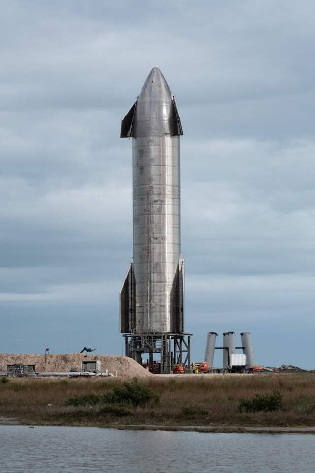 Прототип Starship SN9 на стартовой площадке в Техасе Прототип Starship SN9 на стартовой площадке в Техасе