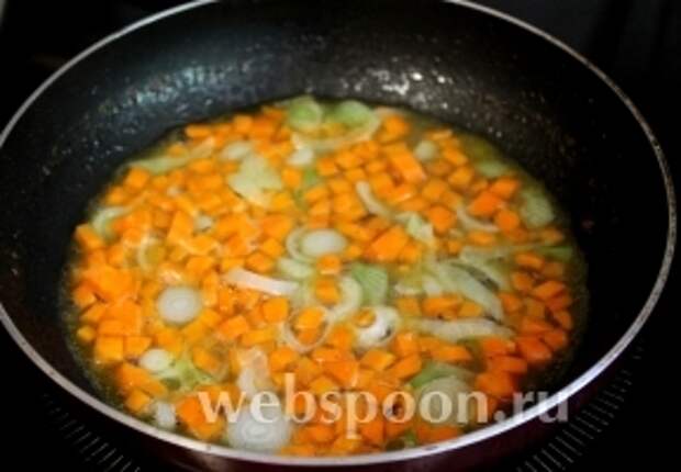 Затем добавить бульон или воду и припустить овощи до готовности.