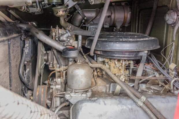 Двиг здесь кстати – настоящий советский V8 ГАЗ-41. Аналог ставился на «Чайку», только форсированный. БРДМ-2, брдм, броневик, военная техника
