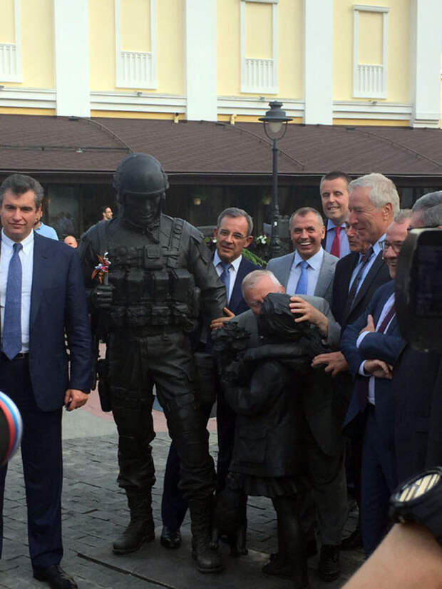 Прибывшаие в Крым французские делагаты целуют памятник Вежливым людям