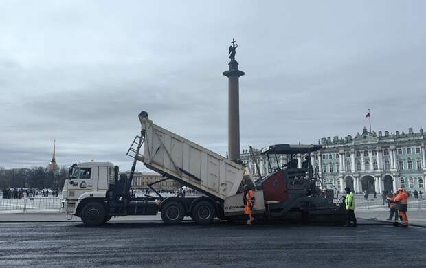 На Дворцовой площади в Петербурге уложили новый асфальт к 9 мая