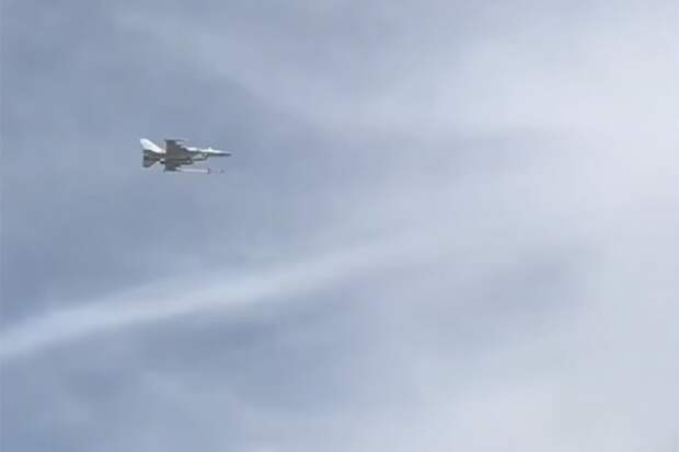 Туристы сняли противостояние F-16 и дрона Shahed над пляжем в Дубае