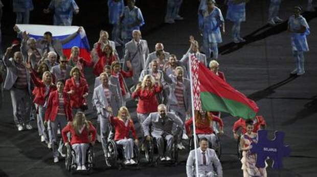 Белоруссия принесла флаг России на церемонию открытия Паралимпийских игр