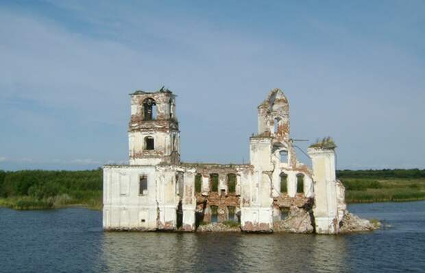 5 затопленных церквей, шпили которых до сих пор возвышаются над водой